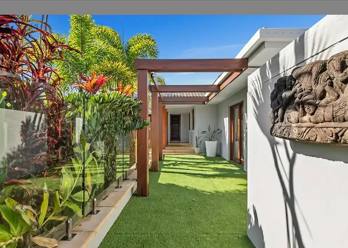 Broadbeach Bungalow - Heated Pool - Sleeps 7