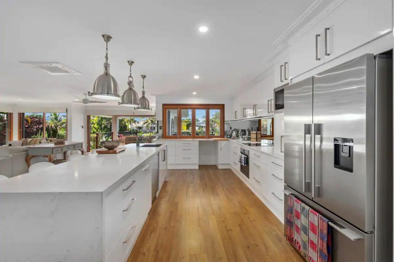 Broadbeach - Heated Pool - Sleeps 7 Holiday home *